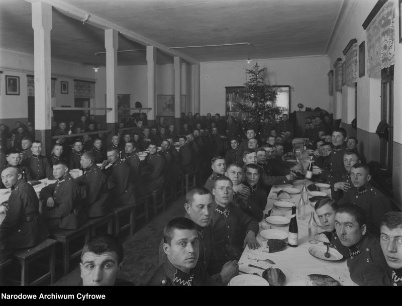 ipngovpl_eng's tweet image. Polish soldiers and police officers celebrating Christmas Eve in the Second Polish Republic.