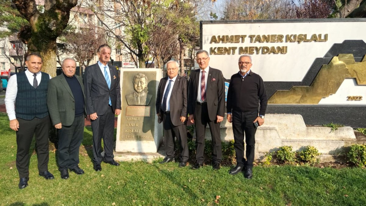 Atatürkçü Düşünce Derneği Bursa Şubemizin girişimiyle Bursa Yıldırım Belediyesi’nce yineden yerine konulan Ahmet Taner Kışlalı büstünü Genel Başkanımız Mustafa Hüsnü Bozkurt ve GYK Üyelerimiz ziyaret ederek Devrim Şehidimiz, Genel Başkan Yardımcımız Prof. Dr. Ahmet Taner