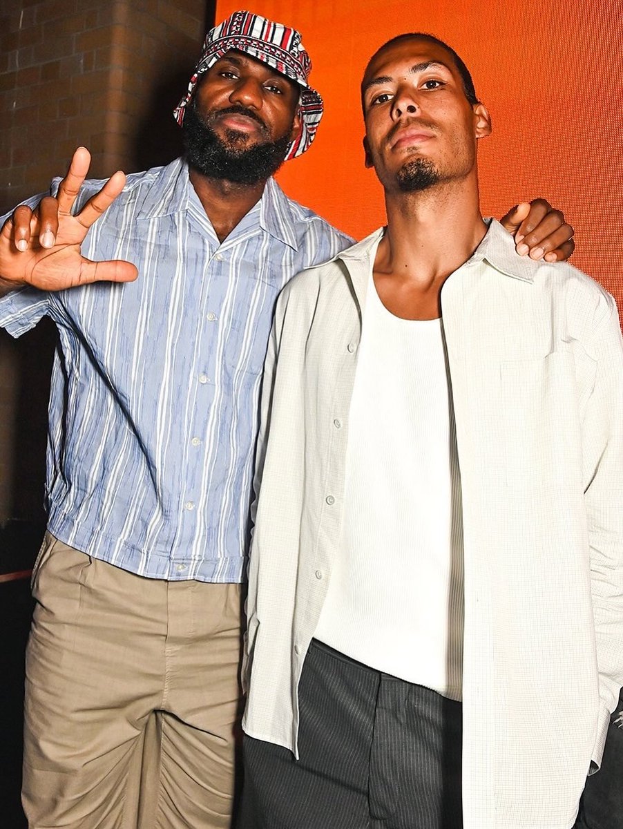 footcenter_fr's tweet photo. Le football et le basketball sont deux univers qui se croisent petit #thread consacré aux moments où les deux mondes se rencontrent. 👇 https://t.co/3AK6pC4YXU