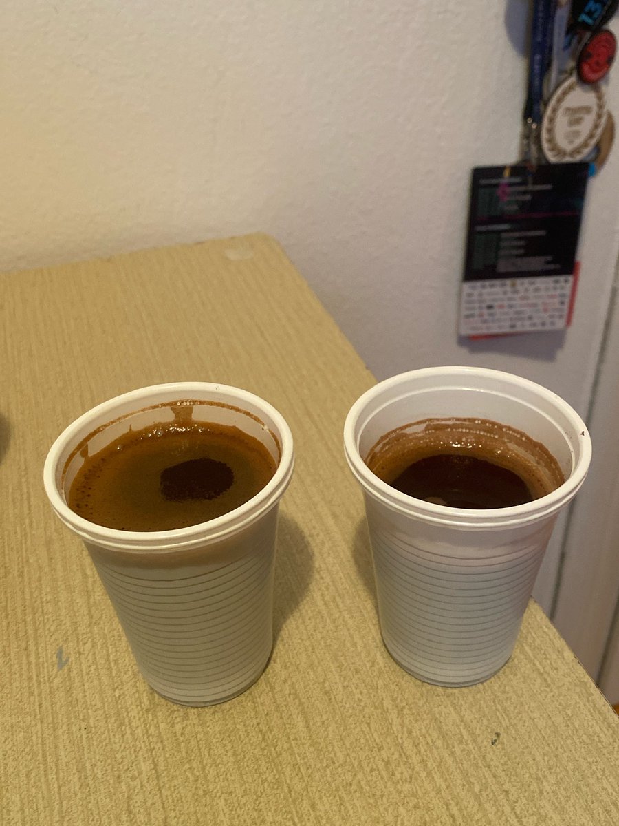 јутрић кафица, немам чисту шољу у стану јер није на мене ред да перем судове па сам морао да се сналазим...
као на даћи... омиљена