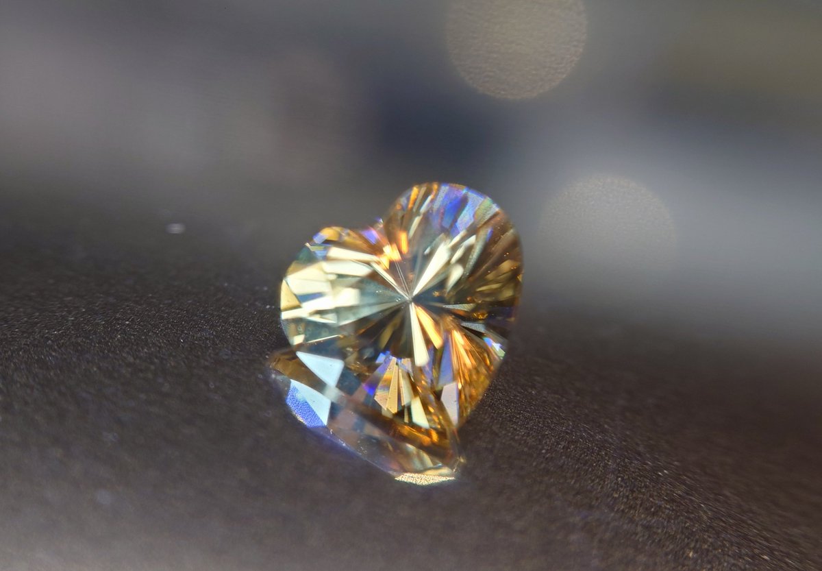 HS_GEM2022's tweet photo. ス、スフェーン！？

#ジルコン ジャーック✨✨✨
（笑）

ｼﾞﾙｺﾝ
ｽﾘﾗﾝｶ産　1.42ct.
ﾊｰﾄﾅﾘｶｰｶｯﾄ
@GemTree_Japan

カラフルファイヤで
ｽﾌｪｵｼﾞ好みなｺﾞｰﾙﾃﾞﾝｼﾞﾙｺﾝ✨
ｷﾞﾗｷﾞﾗなのに
可愛い❤ｼｪｲﾌﾟがｷｭｰﾄな一石 https://t.co/DxESM9LFoq