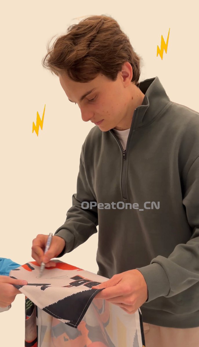 GIVE AWAY! 
🎁There is the fan gifts we’ve prepared for next year’s Chinese Grand Prix!
🚩We’ve made a koala flag especially for Oscar fans who will be attending the Chinese GP and sitting in Grandstand A (A Low – Sections 4A,4B).
🐨If you’d like to get one, come and join us!