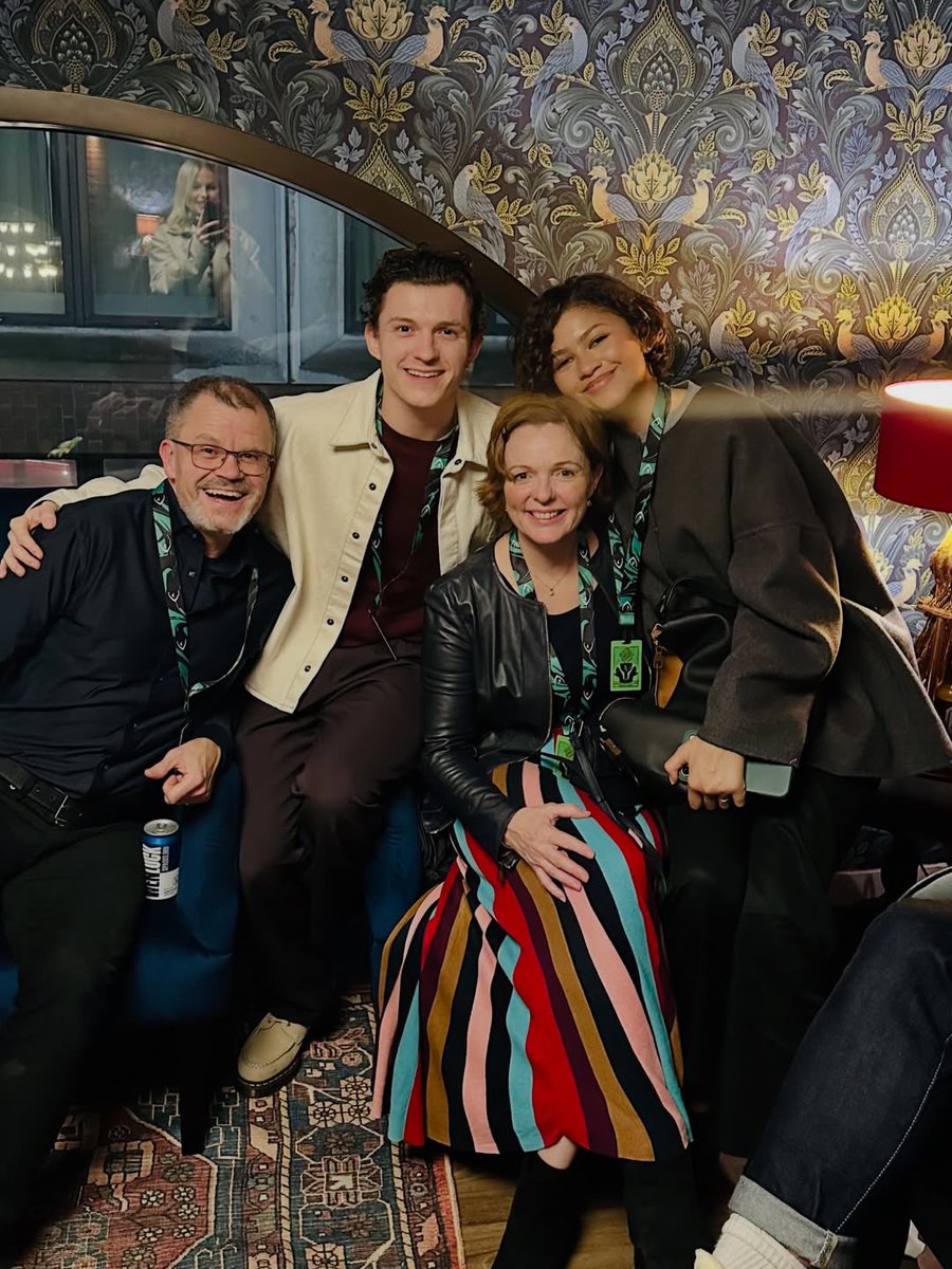 Zendaya_Updated's tweet image. Zendaya photographed with Tom Holland and his parents!