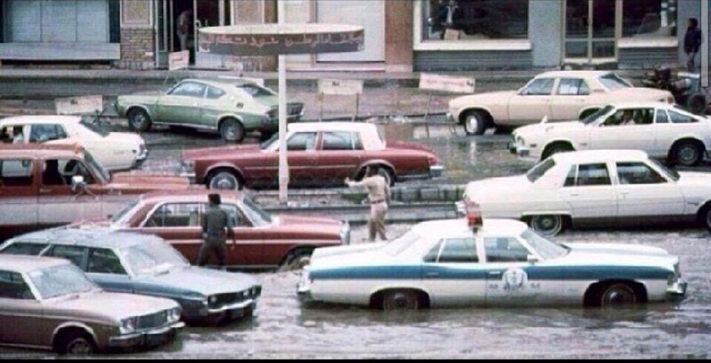 mansoralassaf's tweet image. شتاءات لا ينساها سكان المنطقة الوسطى..
١٣٩٢ - في ظاهرة نادرة الحدوث ثلج قطني على مدينة الرياض.
١٤٠١ - أمطار عزيرة على معظم البلدات والقرى، والملك خالد وولي عهده الملك فهد، يزوران معظم مدن وبلدان شمال نجد🌧️🌨️.
١٤٠٢ - أمطار وسيول غزيرة، ووادي الرمة يفيض فوق العبارات والطرق.🌧️⛈️🌨️…