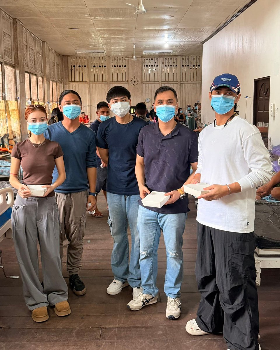 DyprPalawan's tweet image. Spotted sa Iwahig dito sa Puerto Princesa ngayong Dis 22, ang mga dating housemates sa bahay ni Kuya, na sina Fyang Smith, kapareha nitong si JM Ibarra, at ang Green Bones Director na si Zig Dulay. Namahagi sila ng regalong pagkain sa mga PDlL na may sakit at sa IPPF Hospital.