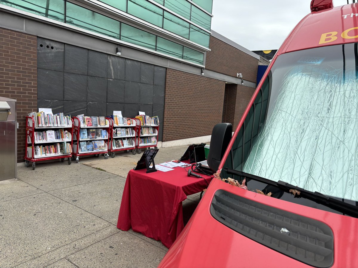 NYPLBookmobile's tweet image. Staten Island Bookmobile OPEN &amp;amp; stationed in front of The New Dorp Library today 12/22/25 from 11 AM - 4PM. #statenisland #bookmobile #nypl