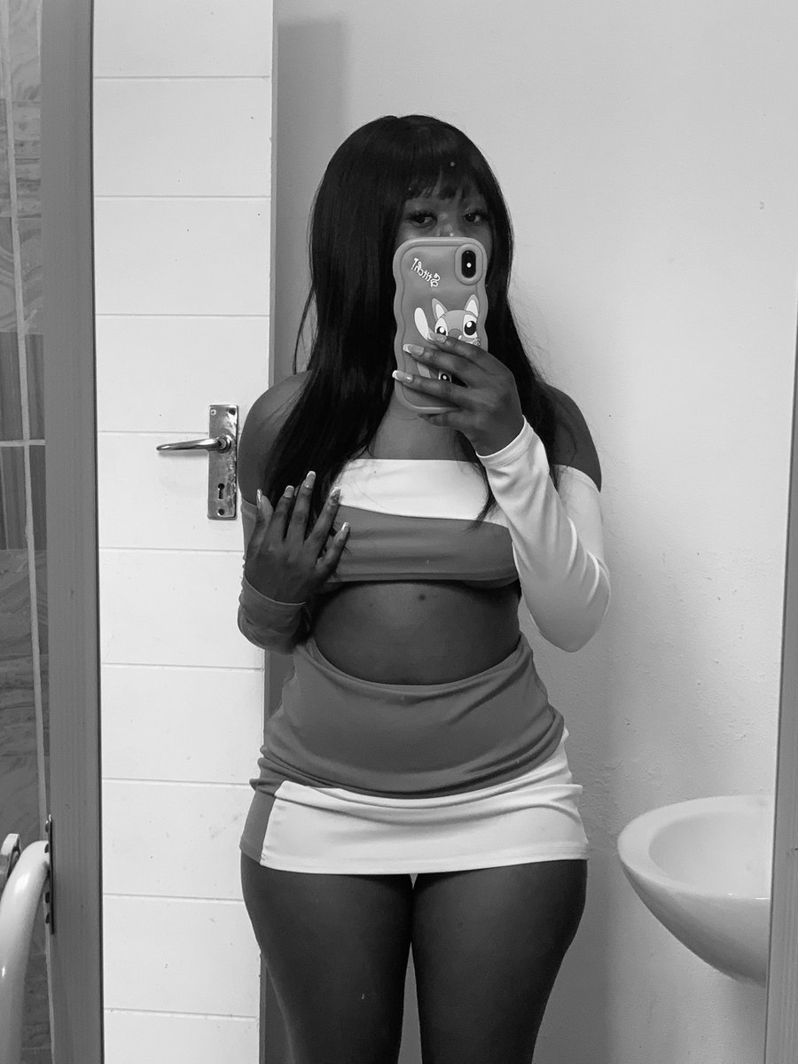 Sexiebaddi80725's tweet photo. Art in the mirror, and I'm the masterpiece , curves whispering secrets, igniting the night🖤🌗 https://t.co/i6IxyljRj4
