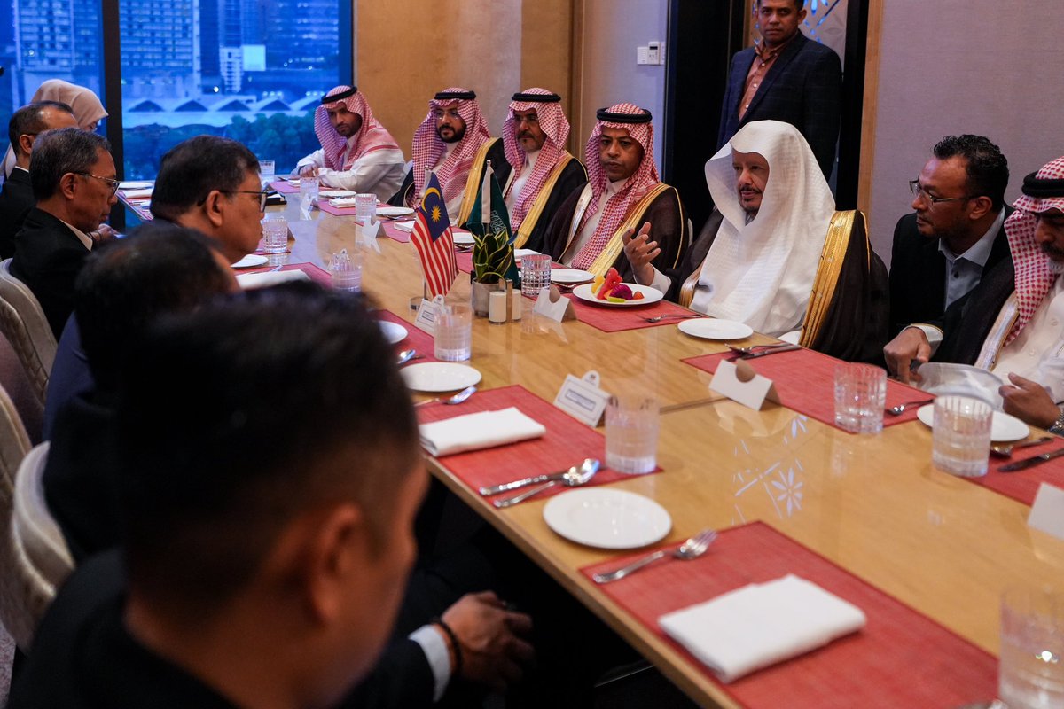 معالي رئيس مجلس النواب الماليزي جواهري عبدول يُقيم مأدبة عشاء على شرف معالي #رئيس_مجلس_الشورى الشيخ الدكتور عبدالله بن محمد بن إبراهيم آل الشيخ، الذي يزور مملكة ماليزيا حالياً تلبية لدعوة رسمية تلقاها من رئيس مجلس النواب الماليزي.