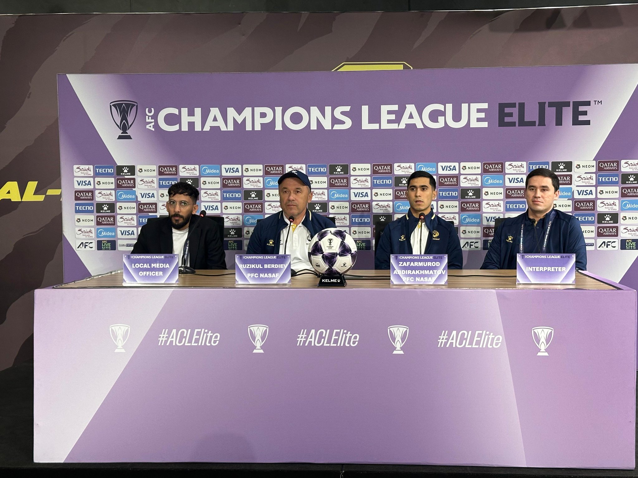 روزيكول بيردييف مدرب فريق ناساف الأوزبكي في المؤتمر الصحافي: - لعبنا أمام فرق كبيرة مثل الأهلي والهلال، والاتحاد لا يقل عنهم وسوف ألعب بلاعبين شباب وسوف يأدون بشكل جيد، أنهينا الدوري منذ 20 يوم وهذه آخر مباراة لنا هذه السنة. #الاتحاد_ناساف 