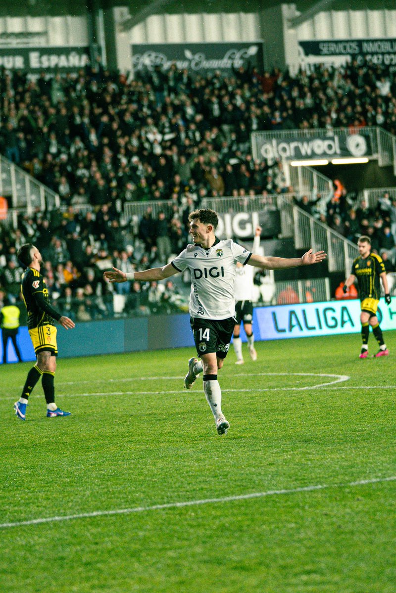 davidgb10_'s tweet image. Momento de coger fuerzas y recargar pilas.
Lastima ayer no haber podido conseguir los 3 puntos, pero esto sigue. 💪🏻
Gracias por el apoyo afición, nos vemos en 2026. 🖤🤍