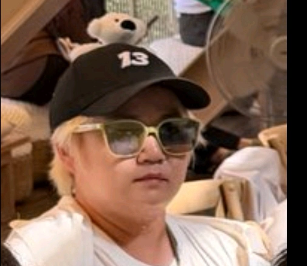 TheoryOf26571's tweet photo. @Secretdeal____ @kage_i8gogci Lms sugar mommy, gave her iPhone, iPad,etc ALWAYS at fanmeets, criticises sonya, lm doesn't defend Sonya, surprise surprise. Check her bio, beyond deluded. She needs to see lm & Attaa pics #lmst #lmlookmhee https://t.co/3Uuxmp1qUY