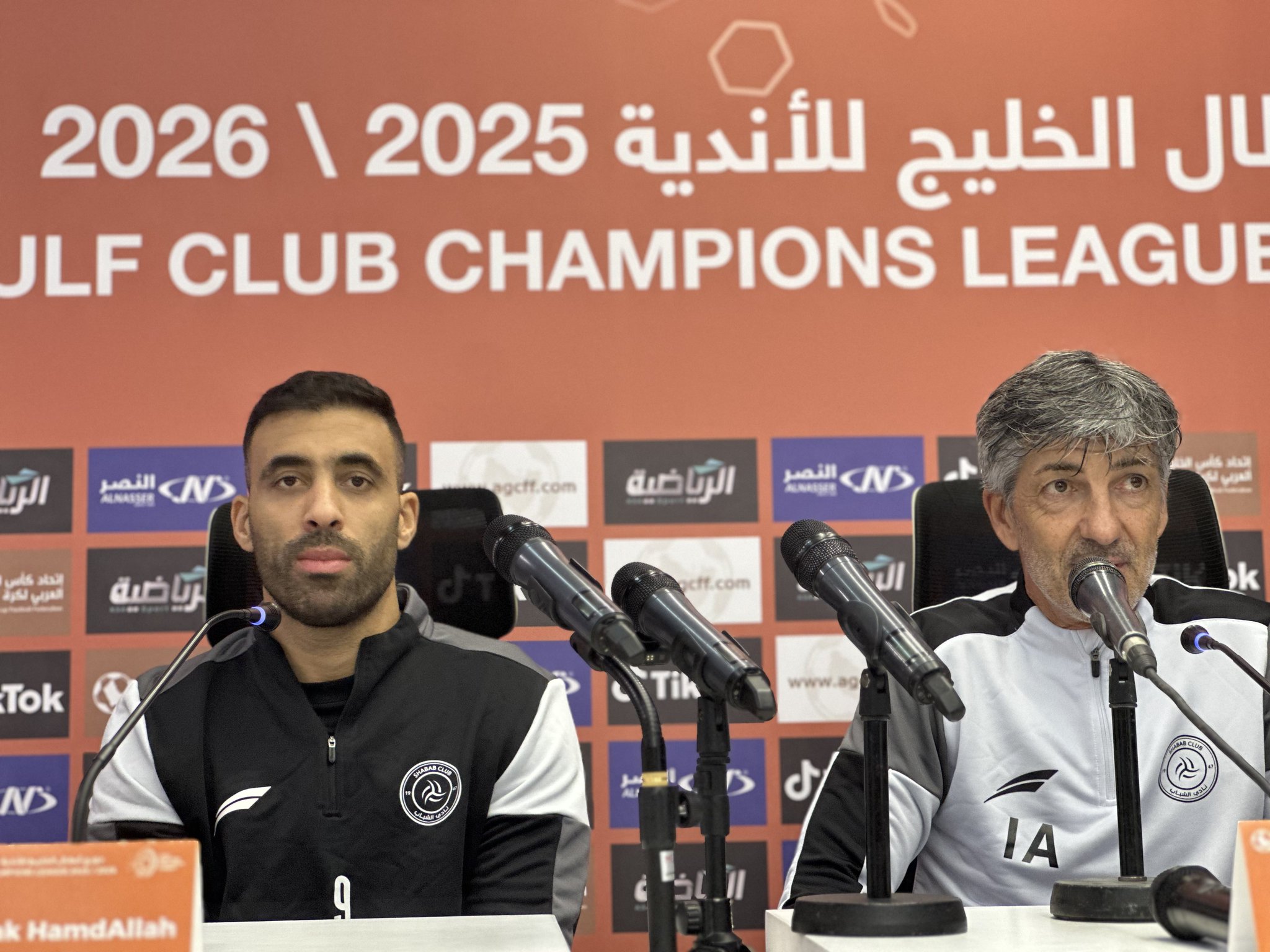 عبدالرزاق حمدالله لاعب فريق الشباب في المؤتمر الصحافي: - لعبت تحت قيادة 16 مدربًا، وتأقلمت مع مختلف الأساليب والتكتيكات. لذلك، أي حديث أو ترويج عن عدم ملاءمتي لتكتيك المدرب هو كلام صادر من أشخاص «لا يفهمون كرة القدم». #الشباب_الريان 