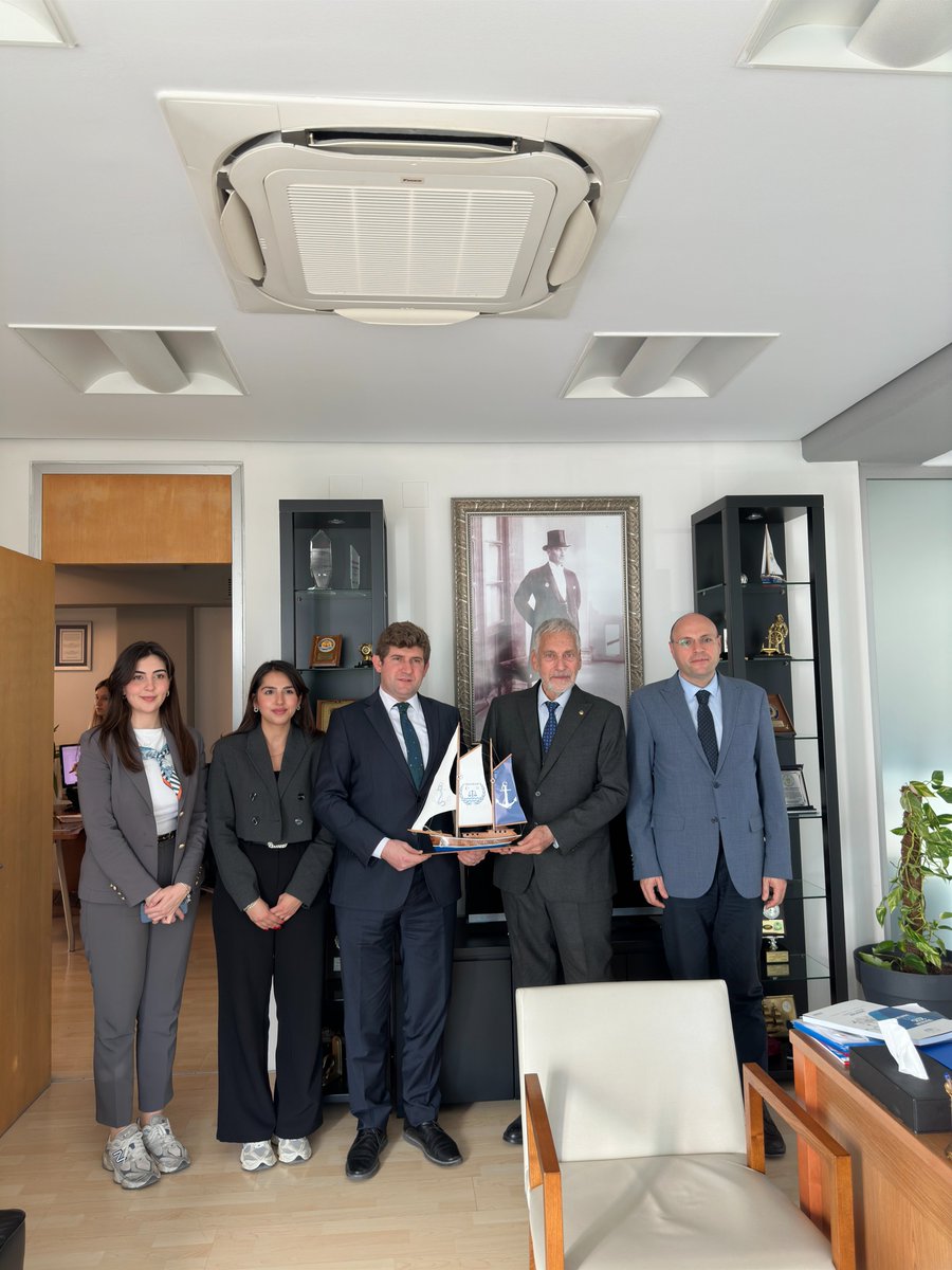 DEHUKAM Müdürü Dr. Mustafa Başkara, Uzman Araştırmacı Doç. Dr. Ali İbrahim Akkutay ile Araştırmacılar Derya Ulutürk ve Büşra Deniz, Yönetim Kurulu Başkanımız Cihat Lokmanoğlu ile bir araya geldi.
Ziyarette, deniz hukuku alanındaki güncel gelişmeler  değerlendirildi.