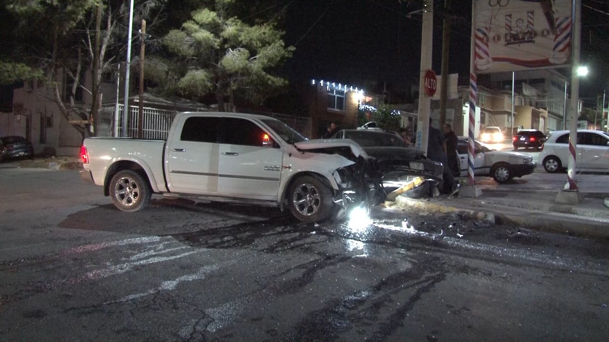 #Seguridad | Fuerte choque en la José María Iglesias proyecta vehículo contra un poste de luz
canal44chihuahua.com/2025/12/22/fue…