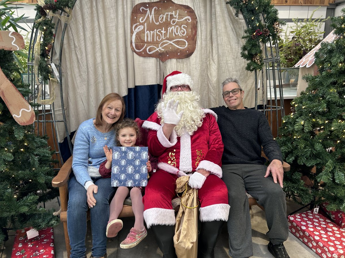 LEGRO's tweet image. Breakfast with Santa and Olive 
🎅🎄😍