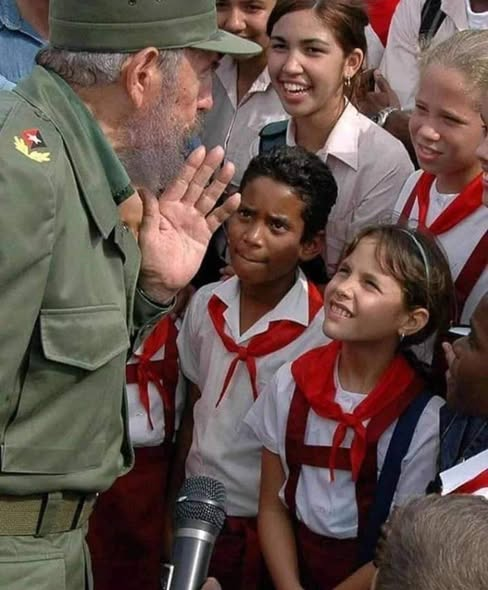 En nombre de los trabajadores <a href="/GemarOsde/">GEMAR</a>, las felicitaciones a todos los educadores de Cuba en su día. Agradecerle a #Fidel por haber cumplido el sueño de #Martí y por habernos hecho, desde aquel 22 de diciembre de 1961, más libres. #CubaEduca #TransporteCuba