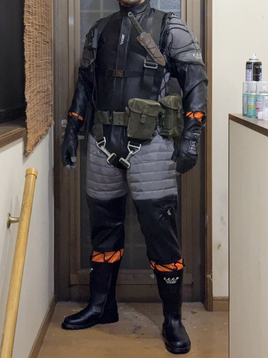 ソ連製スニーキングスーツ完成しました。

素人裁縫なので縫製が甘々だったり、シワが寄っていたりしますが、なんとか形になりました。
ハーネス着けた時のバランスも良さそう。