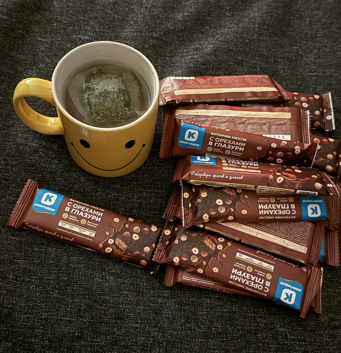 dbrfff's tweet image. саша привозил из красноярска очень вкусный батончик, но их больше нигде не купить поэтому я попросила прислать целую упаковку. я сожру это за два дня🤤