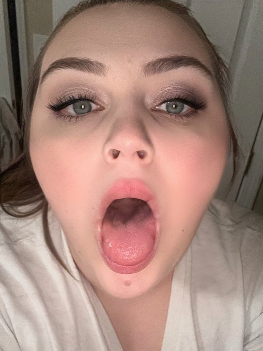 Elizabeth__Tera's tweet photo. Alright! I’m feeling generous!! Free trial for a week to everyone who reposts this! Offer ends at 1000am!! #headqueen #lovesuckingdick #freetrial #onlyfans https://t.co/5jLQC9Xiep