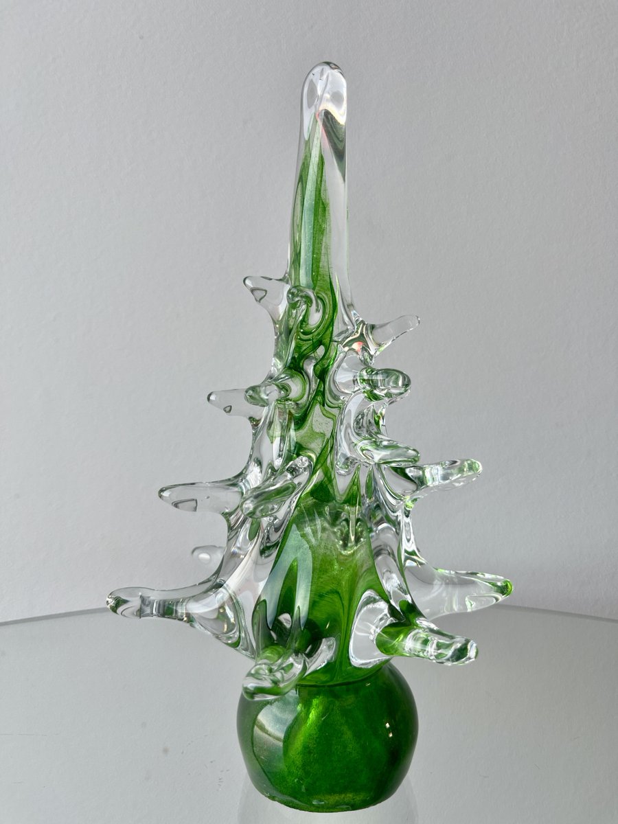 𝗚𝗹𝗮𝘀𝘀 𝗔𝗿𝘁 𝗠𝗼𝗻𝗱𝗮𝘆
This beautiful glass Christmas tree was crafted by Krakowska Huta Szkła. 😍
It's a fantastic glass decoration, perfect for the festive season! 🎄
#glass #glassart #glassdesign #art #design #ChristmasTree