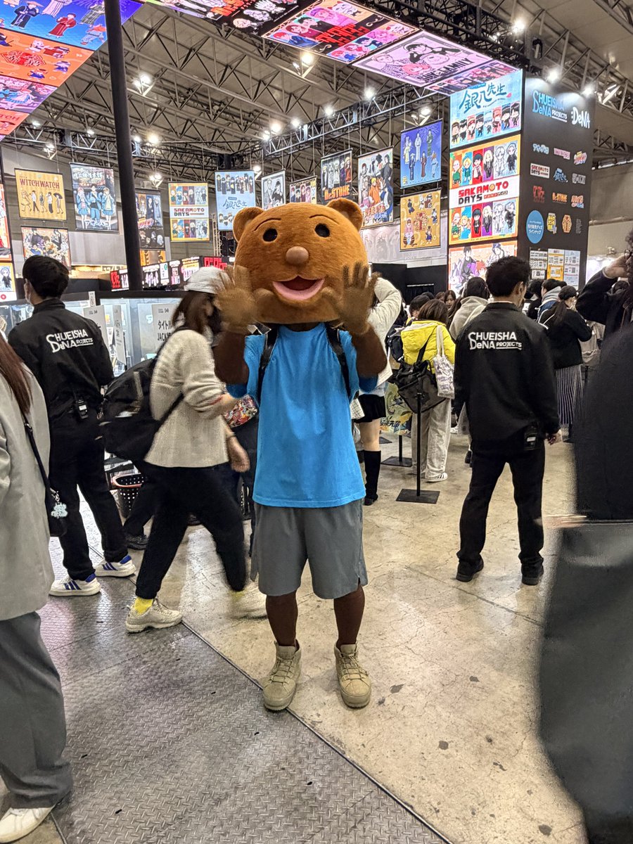 isnm__'s tweet image. 絶対欲しかったノベルティ無事貰えたし、奇跡的にジャンショの整理券取れたし、原画ワールドフリー入場すぐ入れてちゃんと見れたし、振り返ったらいたクマ吉くんと一瞬 一対一になって確定ファンサ貰ったし、今年も大満足のジャンフェスでした