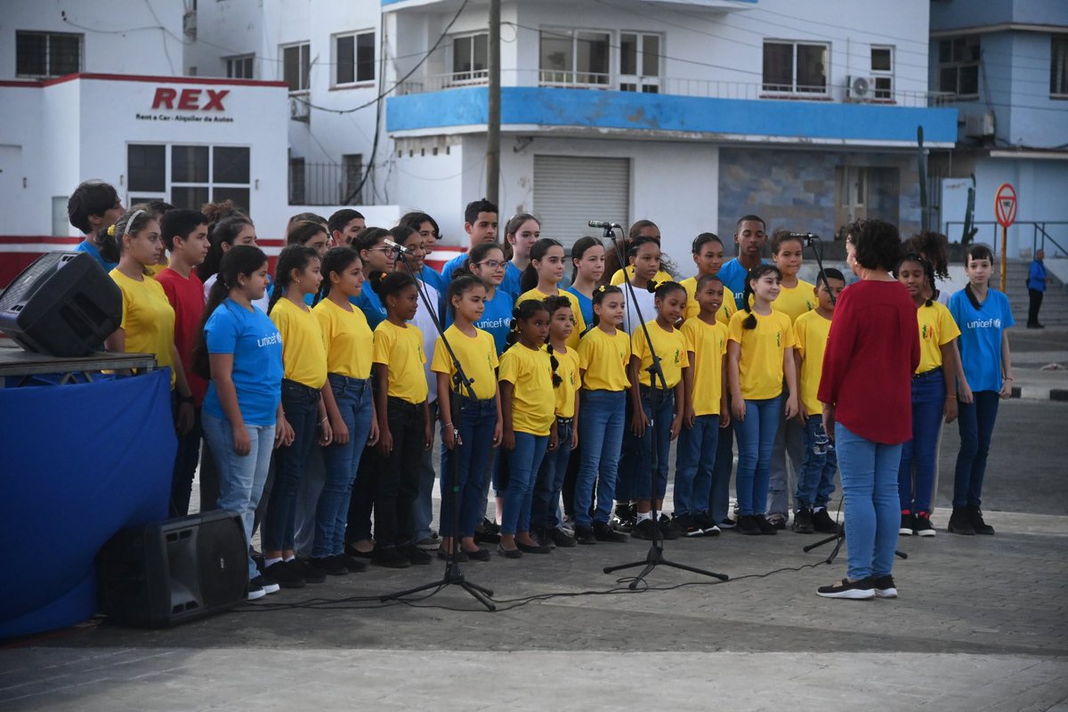 🇨🇺| En la Tribuna Antiimperialista, bien temprano esta mañana, tuvo lugar el Acto Central por el Día del Educador, el cual contó con la presencia del Presidente <a href="/DiazCanelB/">Miguel Díaz-Canel Bermúdez</a>, del primer ministro <a href="/MMarreroCruz/">Manuel Marrero Cruz</a>, de la ministra de Educación, <a href="/btan0987/">Naima Ariatne Trujillo</a>, así como de otros dirigentes.