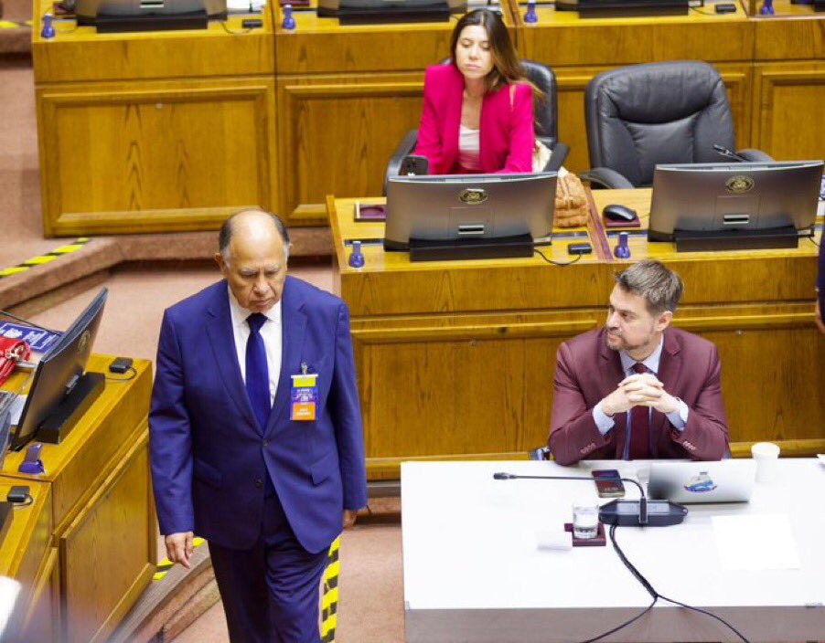 Comenzó la acusación constitucional en el senado en contra del ministro Diego Simpertigue. 
Síguelo en vivo: youtube.com/watch?v=MvUZca…