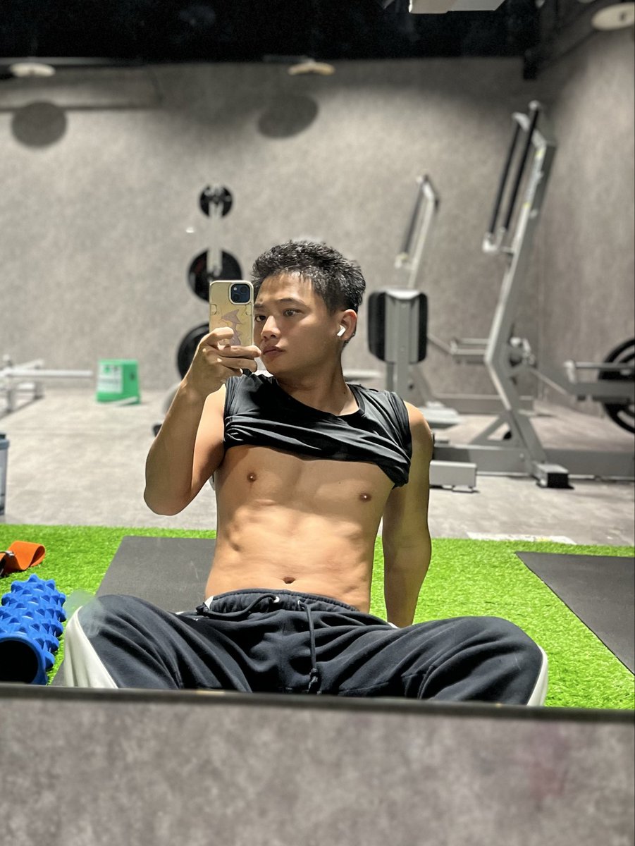 明明是練肩
還是想露一下胸
繼續往大肌肌努力💪🏽