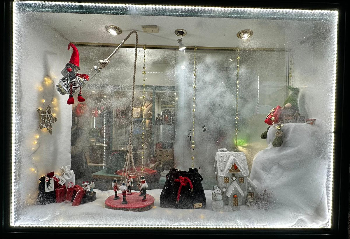 🎄🏪Mañá abre o prazo para inscribirse no concurso de escaparates de Nadal. 📅 💻Poderedes inscribirvos ata o 29/12.

⚠️ As inscricións fóra de prazo non serán admitidas. 

ℹ️ Bases e toda a información sobre o concurso na nosa web👉 cutt.ly/qtsX8nwr