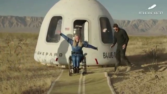 أول رحلة إلى الفضاء لشخص مقعد يستخدم الكرسي المتحرك. الألمانية ميشيلا بنتهاوس تمكنت من عبور «خط كارمان» 