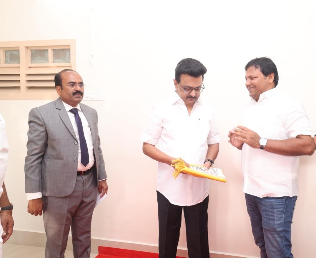mmsahul's tweet photo. தமிழர் கலாச்சாரத்தின் வரலாற்றுச் சான்றாக விளங்குகின்ற பொருநை அருங்காட்சியகத்தையும், மக்களுக்கு நலத்திட்ட உதவிகளையும் வழங்க 
வீரம் நிறைந்த நெல்லை சீமைக்கு திராவிட மாடல் முதல்வர் வருகை தந்தபோது அரசினர் விருந்தினர் மாளிகையில் சந்தித்த நெகிழ்ச்சியான தருணம்…. https://t.co/Osflw5v6yW