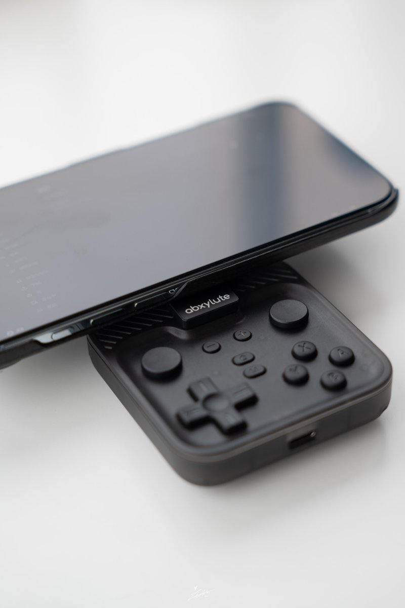 ABXYLUTE's tweet photo. Share this beautiful black M4!
😍
#abxylute #abxylutem4 #controller #bluetoothcontroller #Gaming https://t.co/BJ7IG8TBTE