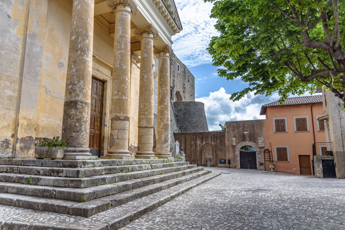 Oggi per la Rubrica "Scatti sparsi tra i Lepini" proponiamo uno scatto dalla sommità del borgo di Maenza che ci mostra in primo piano la chiesa di Santa Maria Assunta e sullo sfondo un contrafforte del suggestivo castello baronale.
#scattisparsi#maenza#montilepini