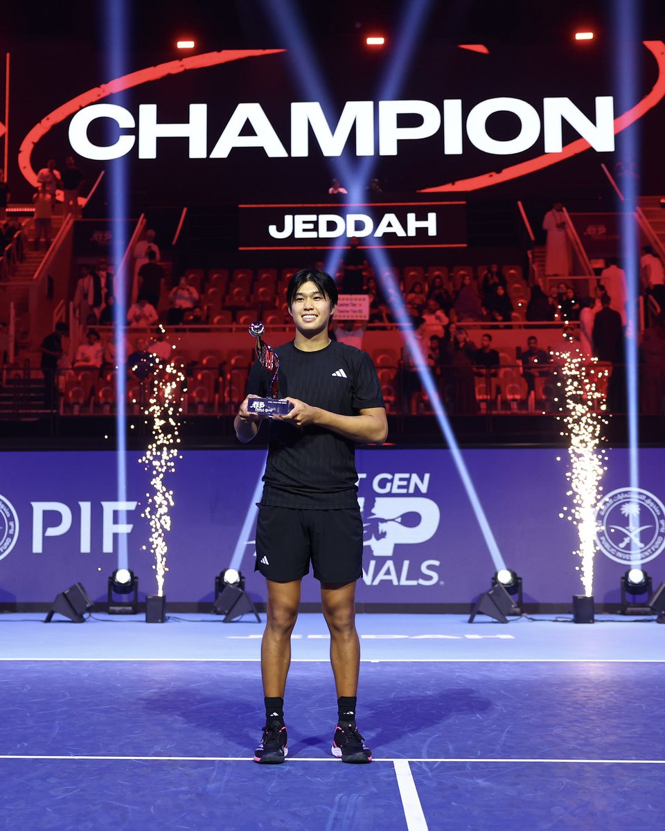 SuperTennisTv's tweet photo. Learner Tien alza il trofeo delle #NextGenATPFinals 🏆 https://t.co/5oE9d1jyLF
