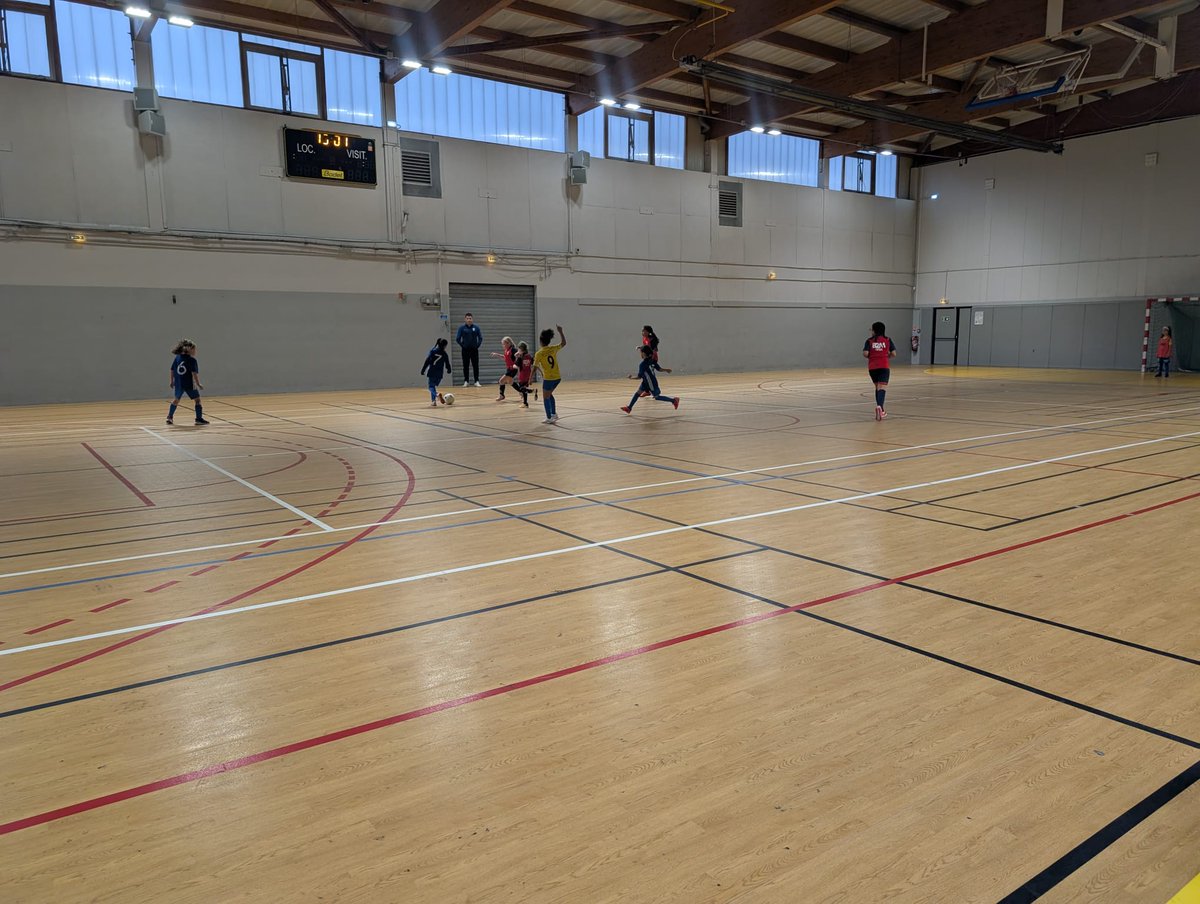 b2mfutsal's tweet photo. Hier au CdbM : FILLOFUTSAL (U6F→U9F) organisé par le District 94, avec B2M Futsal &amp; VGA Saint-Maur.
Un plateau futsal 100% féminin : jouer entre filles, sourire, plaisir, + albums Panini &amp; goûter de Noël 🎄⚽️ 
#Fillofutsal #FutsalFéminin #ValDeMarne #B2MFutsal #VGASaintMaur https://t.co/e3xP3r74tT