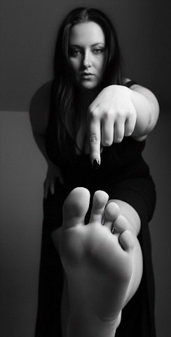 Sieh hin! Da liegst du weit drunter … zu meinen Füßen 😌

Du solltest dankbar und demütig sein dienen zu dürfen, das Gefühl zu bekommen gesehen zu werden von einer Frau wie mir 😌

Drück deine Demut in Zahlen aus #paybitch 

#findom #geldherrin #findomgoddes