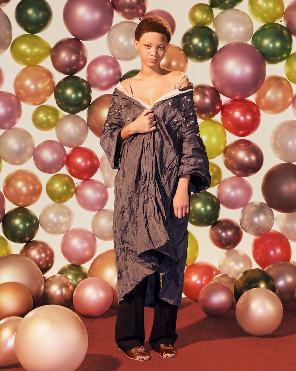 超軽量デザインがサテンのエッセンスと融合し、ユニークなディテールを