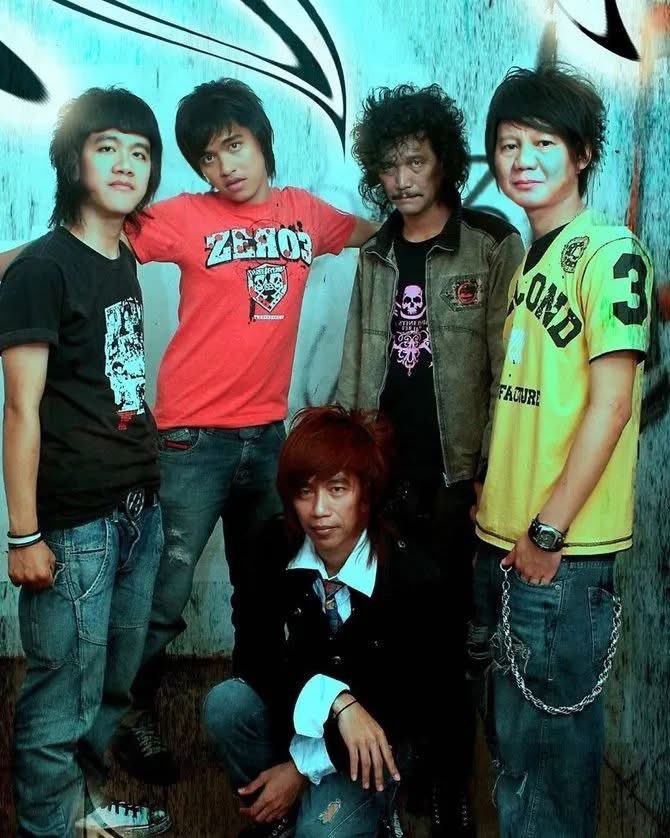 0tk0il's tweet image. tebak nama band dan judul lagunya