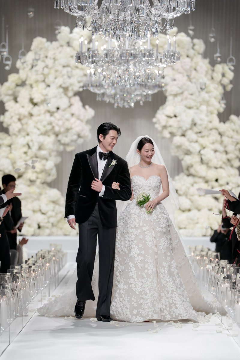 mm_kdrm's tweet photo. 本当に結婚されたんだ...という気持ちと、やはりドラマのワンシーンを見ているのでは....という気持ち。美しすぎる。 https://t.co/t5vsGkqOzR