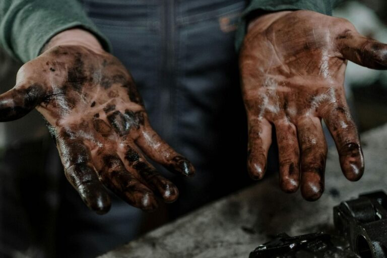 17 yaşındaki çocuk işçi Zahra Hosseını, başörtüsünü makineye kaptırması sonucu hayatını kaybetti

sendika.org/2025/12/17-yas…