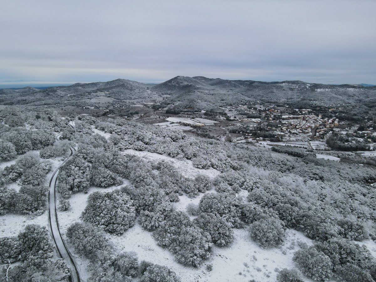 astrocatinfo's tweet image. Així comença l’hivern a Prades ❄️ ❄️❄️❄️ amb un paisatge fantàstic vestit de blanc 🏔️

📷 Parc Astronòmic Muntanyes de Prades @parcastroprades 

#nevada #prades #neu #parcastronomicprades