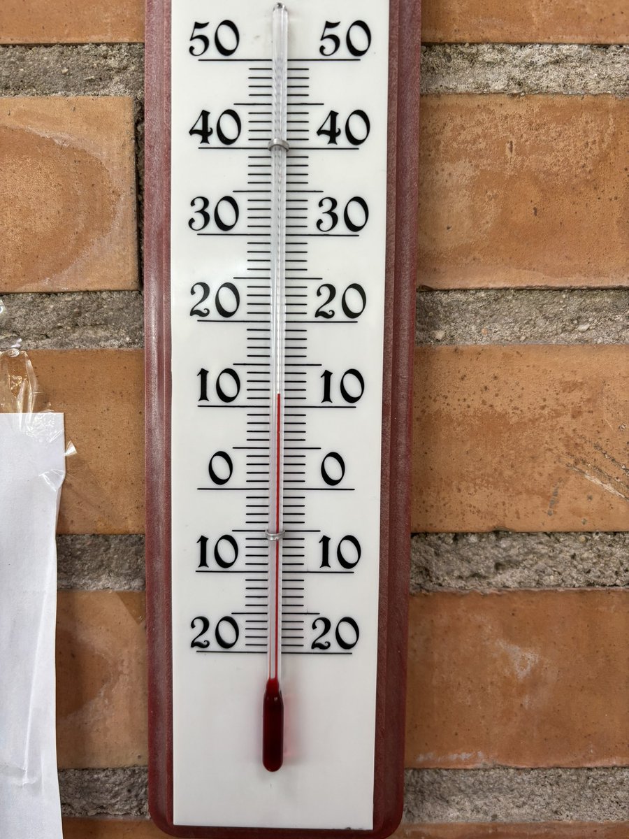 En el módulo de atletismo del CAR de Madrid. Seguimos sin calefacción. Según los expertos temperatura idónea para esfuerzos explosivos y de velocidad, entre 22 y y 25. A ver si con Papá Noel o los Reyes Magos, nos dan soluciones. Felices fiestas. Un abrazo.