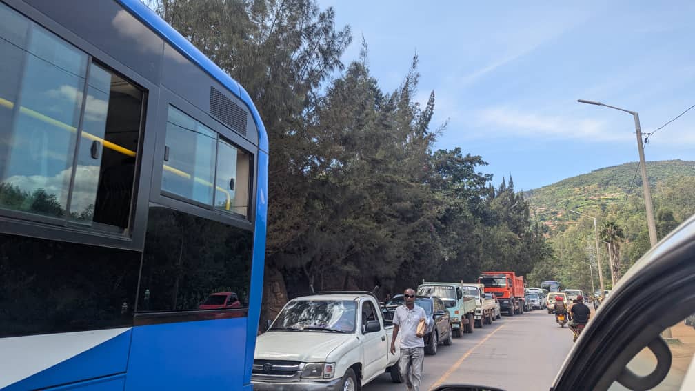 Nyabugogo: Ipoto yagwiriye imodoka bituma urujya n’uruza ruhagarara haba umubyigano w’ibinyabiziga (embouteillage) mu gihe kigera ku masaha abiri.