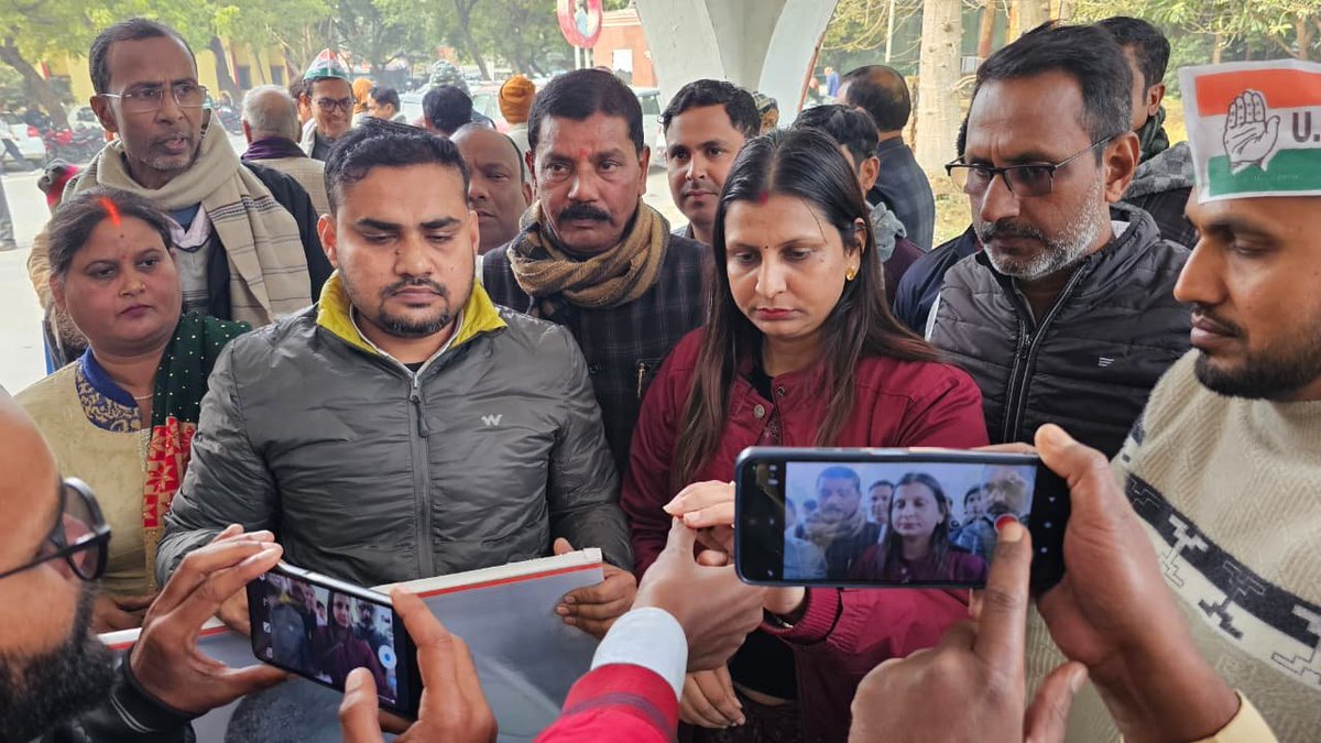 मऊ! मनरेगा का नाम बदलकर योजना को कमजोर करने के कुप्रयास के विरोध में केंद्र की मोदी सरकार के खिलाफ आज जिला एवं शहर कांग्रेस कमेटी के संयुक्त तत्वावधान मे ज़िला कलेक्ट्रेट पर विरोध प्रदर्शन कर ज्ञापन सौंपा गया।
<a href="/RahulGandhi/">Rahul Gandhi</a>
<a href="/kashikirai/">Ajay Rai🇮🇳</a> 
<a href="/Pawankhera/">Pawan Khera 🇮🇳</a> 
<a href="/hsgmla/">Hari Shanker Gupta Ex MLA</a>
<a href="/SupriyaShrinate/">Supriya Shrinate</a>