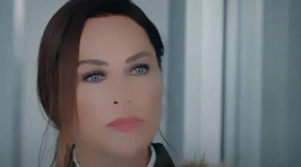 darkwebhaber's tweet photo. Hülya Avşar'ın çekimlerde filtre kullanmayacağı öğrenildi. (Birsen Altuntaş) https://t.co/P5CXfd4TwX