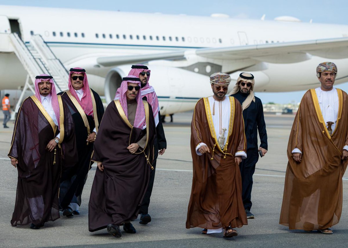 وزير الخارجية الأمير فيصل بن فرحان يصل إلى مسقط وفي استقباله نظيره العماني بدر البوسعيدي. 