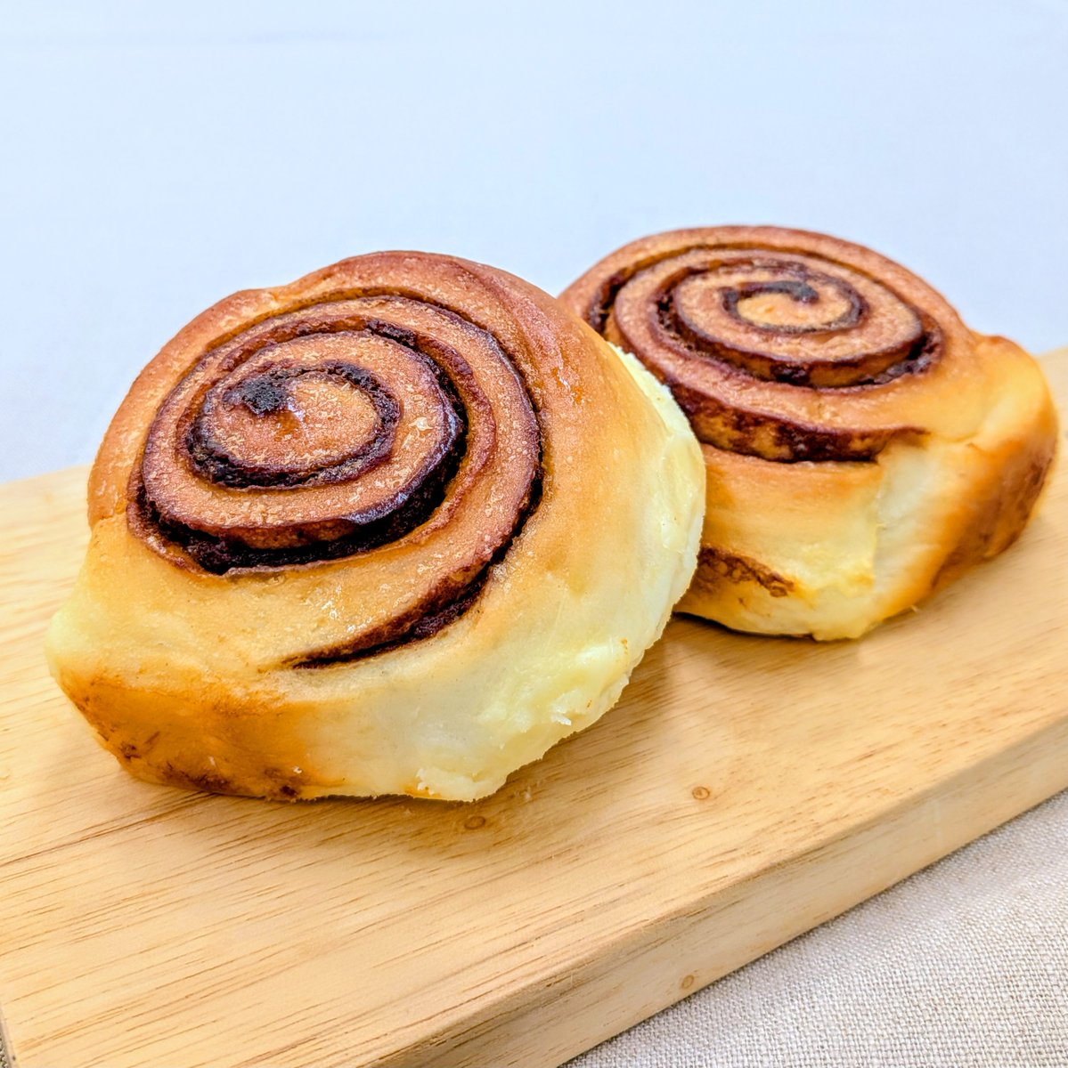 シナモンロール

御影にある「Boulangerie Bienvenue」に特注したオリジナル商品。ふんわりとした生地でシナモンをたっぷり巻いています。オーブンに入れる直前に生クリームをかけているので表面はしっとり。コーヒーやカフェラテと一緒にどうぞ。

wkobe.jp/bread/20260103/