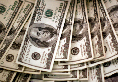 انخفاض الدولار عالميا 