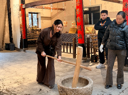 izhejiang's tweet photo. US college students spent days immersed in #Quzhou — exploring ancient rituals, traditional opera, rural life and new-energy industries. From #traditionalculture to modern development, they experienced a vivid picture of China and deepened people-to-people friendships. https://t.co/ua7A1sSwuJ