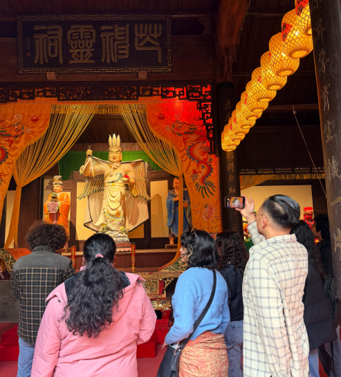 izhejiang's tweet photo. US college students spent days immersed in #Quzhou — exploring ancient rituals, traditional opera, rural life and new-energy industries. From #traditionalculture to modern development, they experienced a vivid picture of China and deepened people-to-people friendships. https://t.co/ua7A1sSwuJ